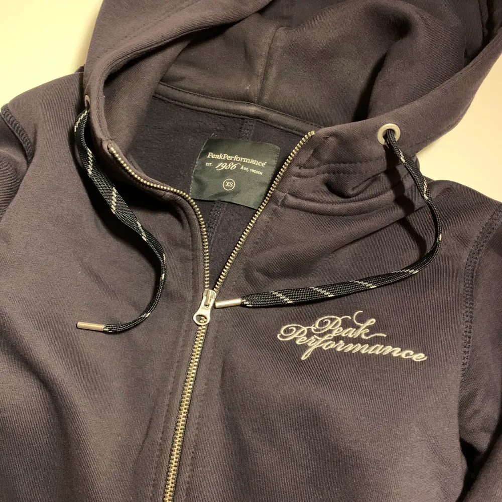 Mörkblå zip hoodie från Peak Performance i storlek XS. Använd fåtal gånger och är i nyskick. 249 kr + frakt. Hoodies.