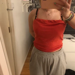 Linne från BikBok - Orange/rött linne från Bikbok i storlek S. Inga synliga skador på linnet. Banden går inte att justera. 