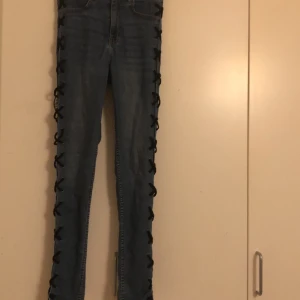 Jeans  - De är öppna vid sidorna om de blir kallt kan man knyta de hårdare , storlek 36-S 