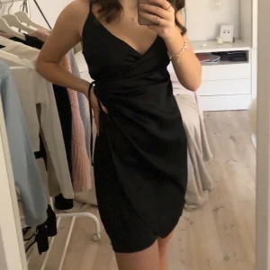 Svart klänning storlek S - Klänningen är oanvänd. Prislappen finns kvar. Storlek S. Säljs för 200 och då ingår frakten. 