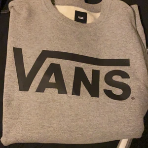 Vans sweatshirt - Säljer en superfin grå vans sweatshirt! Den är använd men som nästintill nyskick! Säljer för: 150. Om fler är intresserade blir det budgivning där varje bud måste öka med minst 10kr!