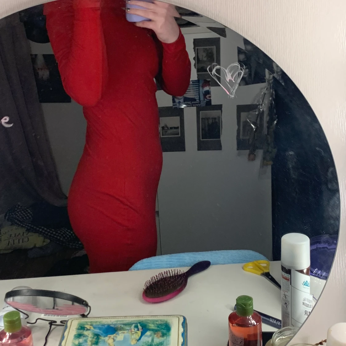 Röd klänning med knytning ovanför bröstet - 90