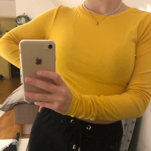 Zara tröja - Sjukt fin senapsgul långärmad topp från zara!! Kommer tyvärr inte till användning av mig längre. 
