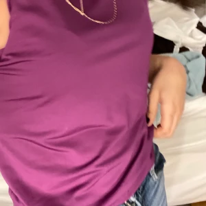 Zara topp - En lilla zara topp som är väldigt skön och snygg. Säljer för den inte kommer till användning och är i storlek L 