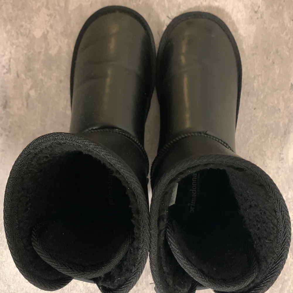 Svart vinter boots, storlek 38. Jag har köpt dem från Italien och använd bara två eller tre gånger. Mycket varmt. . Skor.