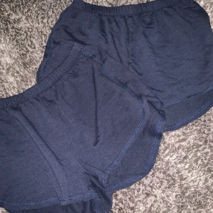 Blå shorts - Ett par väldigt fina enkla marinblå shorts. De är dock små i storleken. 25:- flr båda