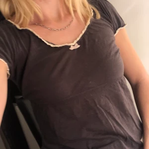 Odd Molly t-shirt  - Mjuk och skön t-shirt från Odd Molly. Storlek 0 vilket motsvarar XS-S. Frakt ingår i priset. 