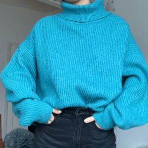 Stickad tröja  - Supermysig och varm oversized stickad tröja! Toppenskick, frakt 79kr eller så hämtas den vid helenelund eller sollentuna! 🤩