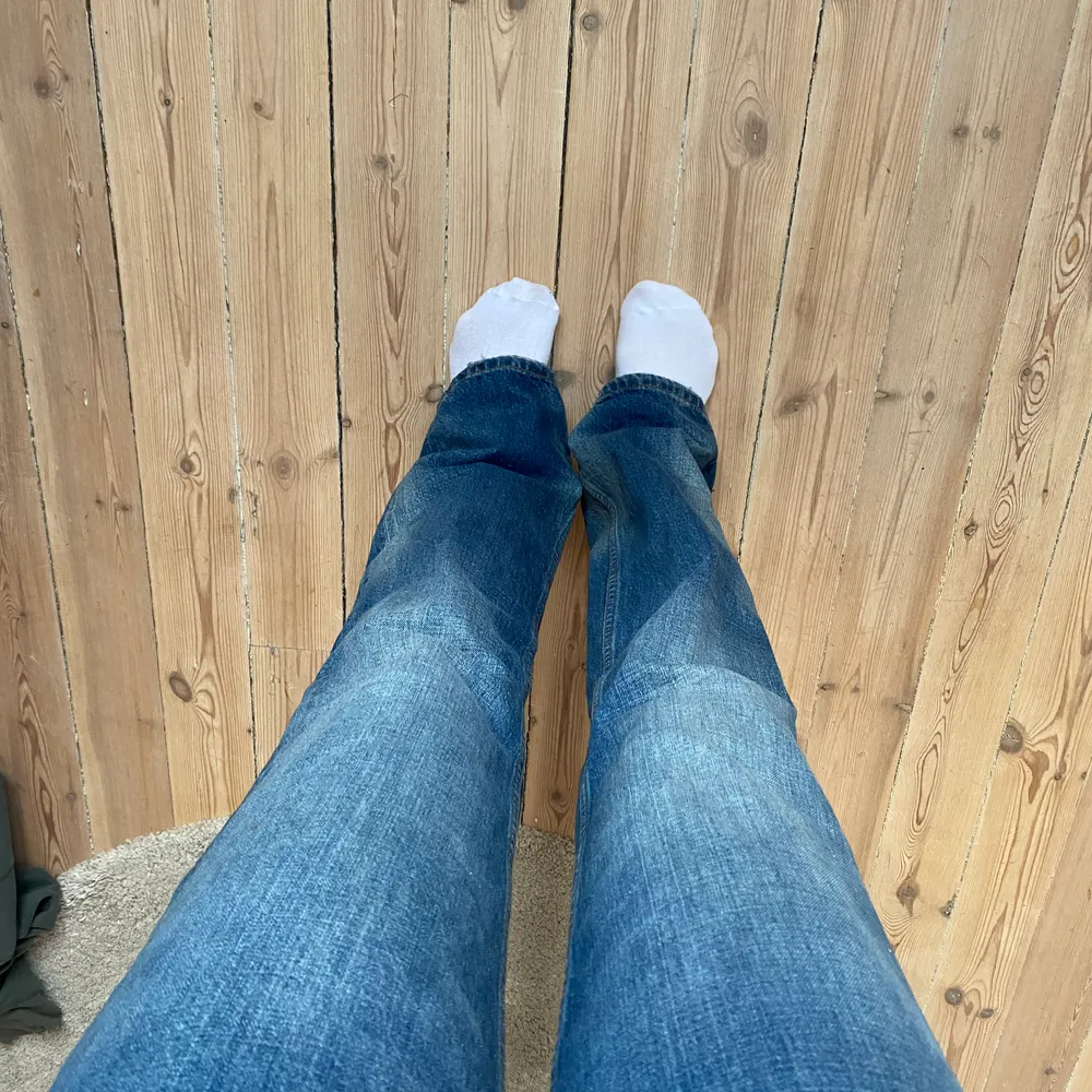 Snygga blåa jeans från Zara i storlek 36, de är lite utsvängda där nere och tror modellen heter vintage bootcut! Helt oanvända, köpare betalar frakt. Jeans & Byxor.