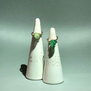 Pärlring - Grön pärlring i två nyanser och i två storlekar. En för 20kr eller båda för 35kr