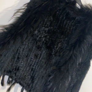 Pälsväst storlek S kan även passa M - En jätte fin svart äkta pälsväst som jag bara har använt några gånger. Man kan ha den öppen och stängd. 