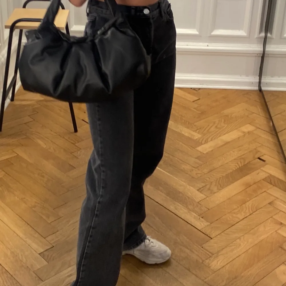 Säljer mina gråajeans från topshop pga att jag inte använder de längre. Jättefint skick och bra passform. Modellen är straight leg.. Jeans & Byxor.