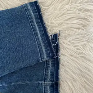 Säljer dessa snygga jeans köpta på pull and bear som är använda 2 gånger och därav i riktigt bra skick💕