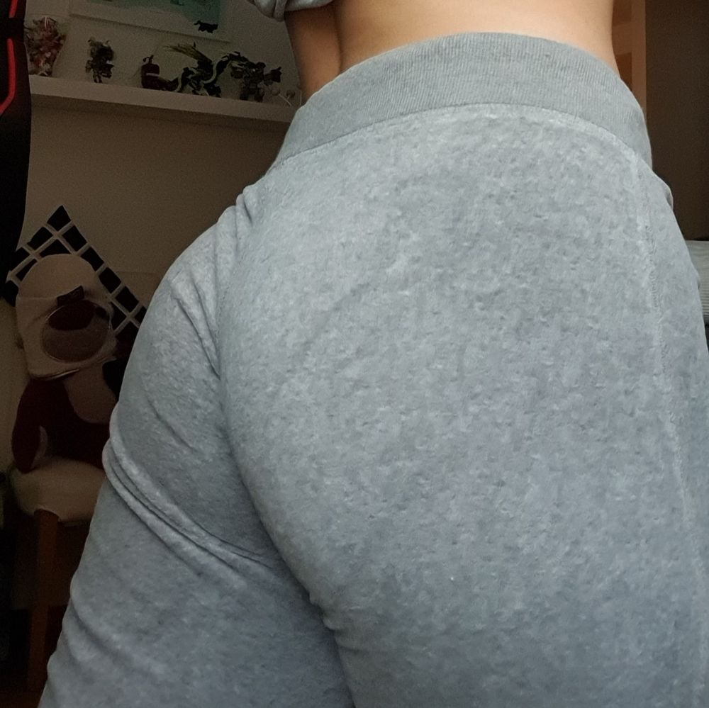 Säljer dessa superfina lågmidjade mjukisbyxor😍 Liknar juicy couture byxorna lite in my opinion🤩 tyget är sammetsliknande och byxorna är jättemjuka! Storlek M, men har snören som man kan dra åt i midjan, så skulle säkert passa Xs/S också beroende på hur man vill att den ska sitta! Byxorna går ner till anklarna på mig som är 164 cm. Kontakta mig vid frågor!💓. Jeans & Byxor.