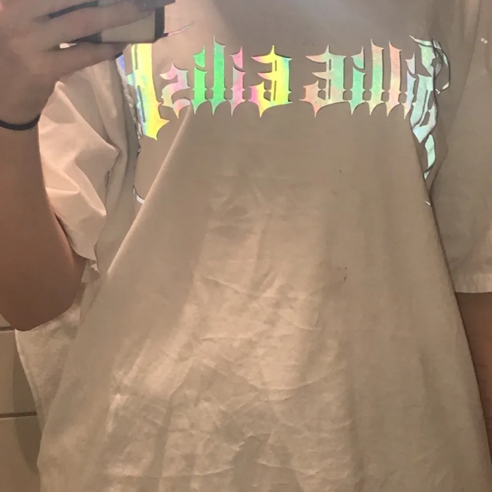 Billie eilish tröja med reflex tryck 💕. T-shirts.