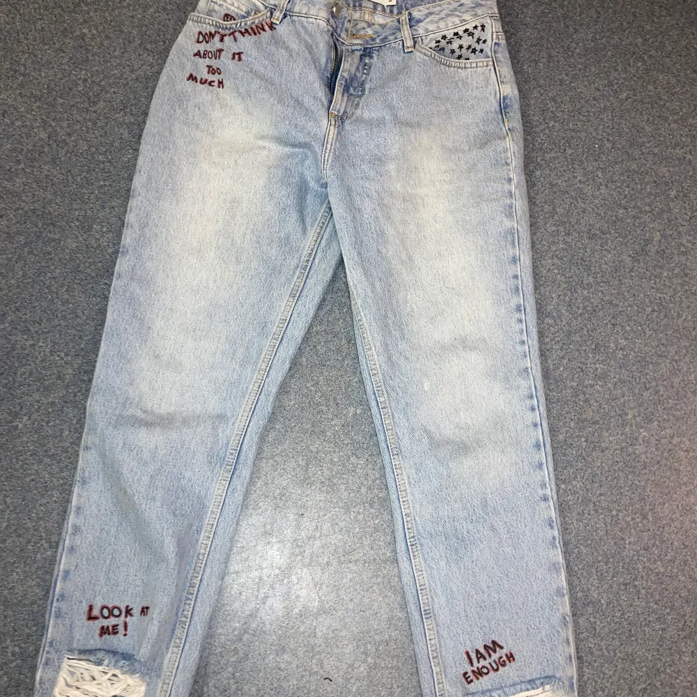 Mom jeans från nakd storlek 38 men mera som en 36a aldrig använda endast testade köpta från en annan säljare här på tise . Jeans & Byxor.