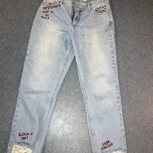 Mom jeans från nakd storlek 38 men mera som en 36a aldrig använda endast testade köpta från en annan säljare här på tise 