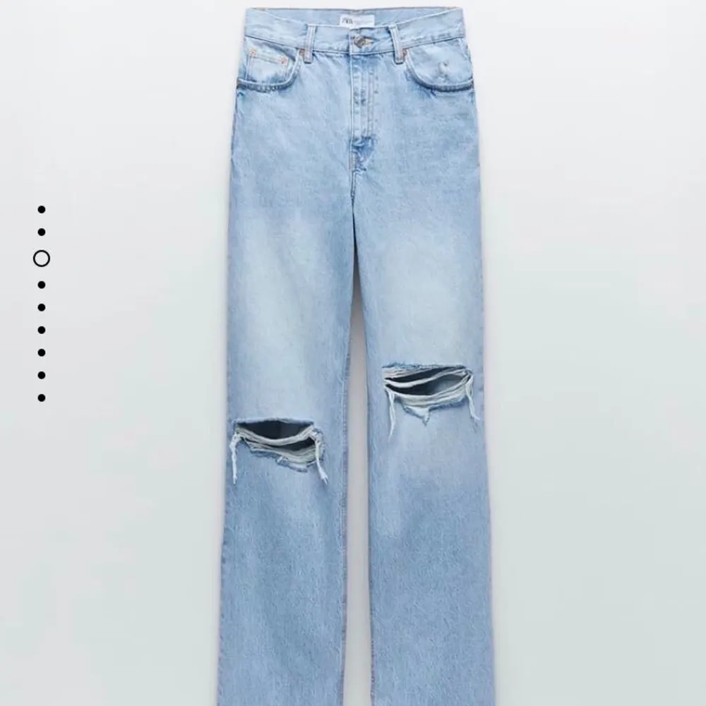 Säljer dessa snygga jeansen då jag beställde fel storlek och hann ej byta så de har alltså lappen kvar och är aldrig använda. ( Skulle tro att de är mer som 36 or) Kan bytas mot stl 40 men annars säljs de för 400 + frakt✨🤍🤍. Jeans & Byxor.