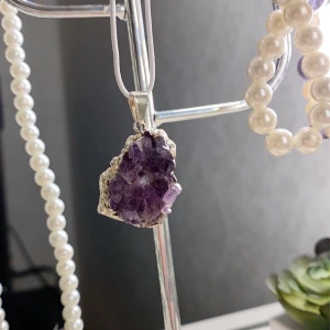 Ametist smycke - Hej! Tänkte se ifall det är någon som är intresserad av detta ametist smycke, jag har dock inte så bra koll på vad det är värt, så om du är intresserad får du jättegärna lägga ett bud!💞