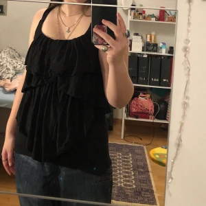 svart linne :P - Häftigt långt linne :P sitter super behagligt på och håller värmen😎 mjukt material