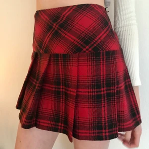 Schoolgirl kjol  - Veckad kjol i fint skick. Den är så fin, men tyvärr för stor i midjan på mig som är storlek 34. Hör av er om ni vill ha mått på kjolen. SPÅRBAR frakt 66kr, eller PostNords ”vanliga” frakt 45kr, du väljer själv❤️🖤 kjolen är storlek 36, men tycker den känns som den kan passa 38 med!