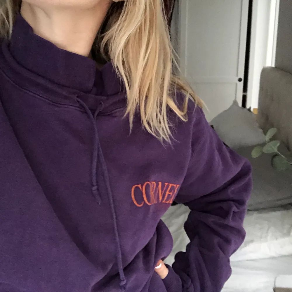  Felfri tröja med fickor som går att justera i midja och hals. Passar S-L. Använd ca två gånger. . Hoodies.