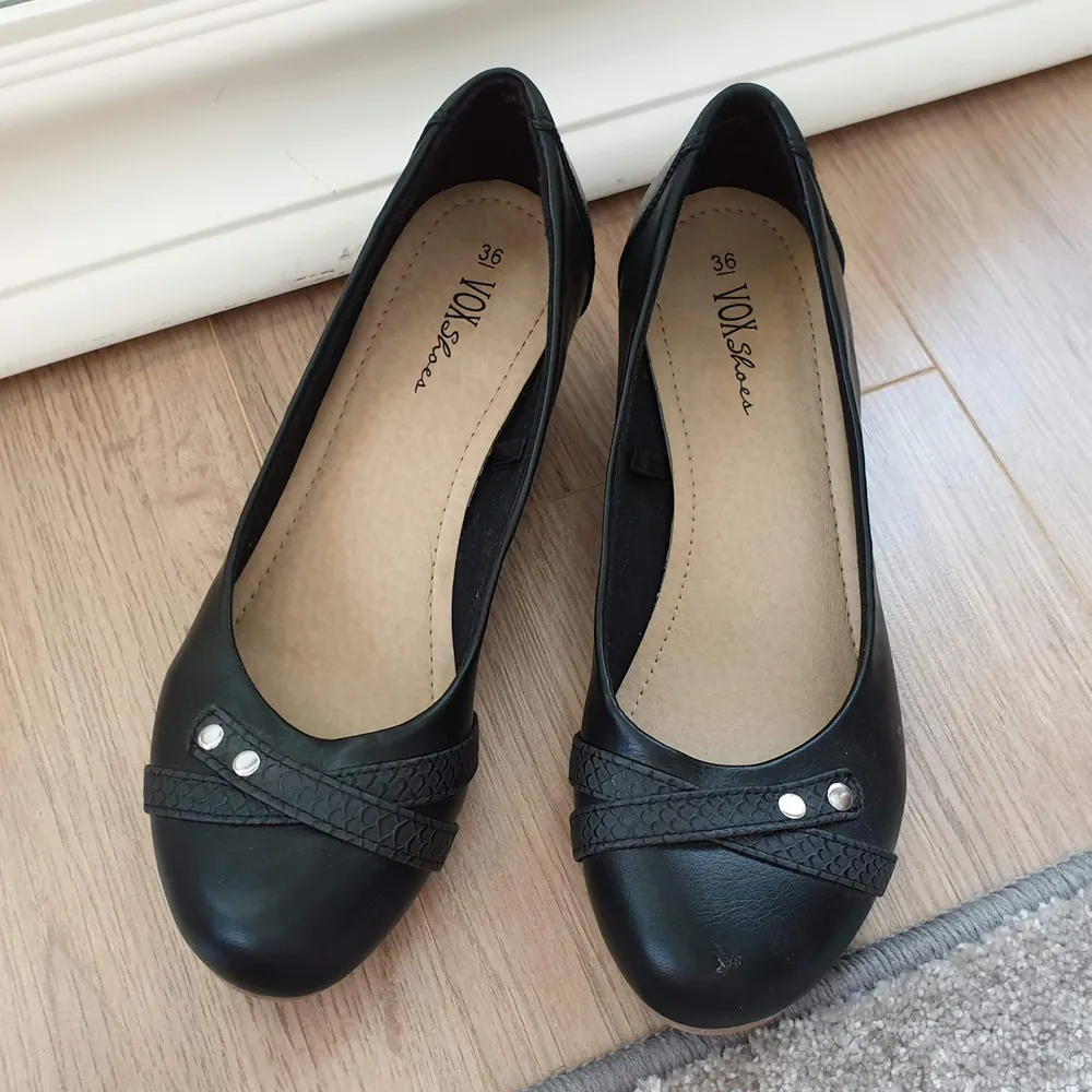 Fina svarta skor med kilklack i storlek 36. Dem har inte kommit till användning så mycket, så i bra skick. Säljer för 80 kr, köpare står för frakt. 💖 . Skor.