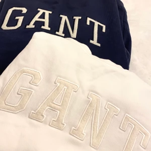 2 GANT Collagetröjor - XS/S - 2 Collagetröjor från GANT - storlek XS/S. Använda 5-6 gånger. 💛 En vit och en marinblå. !!MÖRKBLÅ SÅLD!!