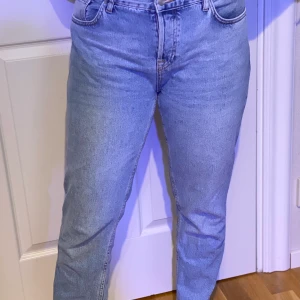 Raka KARVE JEANS ljusblå - Raka jeans från märker KARVE. Köpta från Carlings och sitter som girlfriendjeans. Raka i benen och knappar gylfen. Stretchigt material! Köparen står för frakten! 🥰
