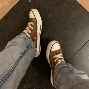 Bruna converse  - Säljer ett par as balla bruna converse🤎 svåra att få tag på och nästan slutsålda överallt🤎 Buda eller köp direkt för 790kr, budgivningen sker i komentarerna från 200, det slutar på söndag 01/17 kl 20:00🤎 köparen står för frakten (spårningsbar)
