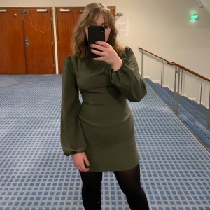 Grön klänning från asos - Grön elegant klänning köpt på asos. Storlek 36. Använd 2 gånger.