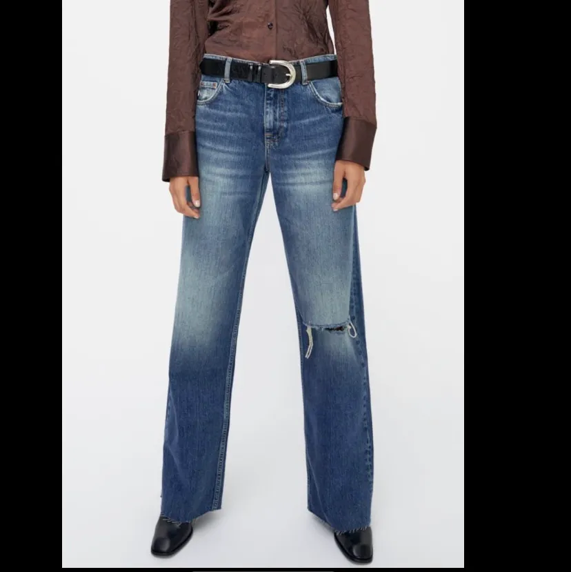 slutsålda jeans från zara som är midrise, säljer då dom tyvärr var för stora för mig och därmed endast testade (köparen står för frakten). Jeans & Byxor.