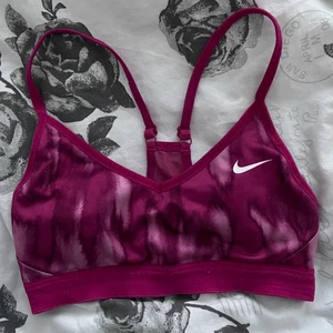 Nike Sport-bh  - Sport-bh från Nike i modellen ”Indy”. Cool lila färg! Säljer då den är för liten för mig🤍 frakt tillkommer