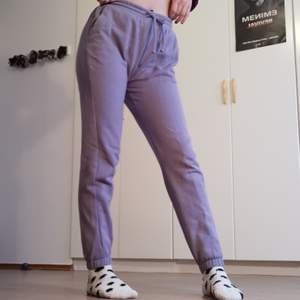 Ljuslila Mjukisbyxor från HM med fickor. Säljs för att de är för thighta, knappt använda. Färgen är mest lik första bilden. Jag är 172cm💕