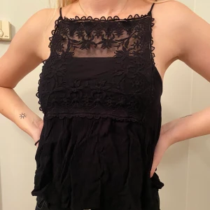 Linne - Från linne med detaljer från Urban Outfitters. 