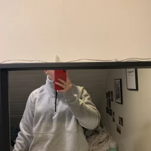 Fleece half zip - Mysig half zip i fleece från HM, knappt använd så toppenskick. Tröjan har en detalj på kanten längs ryggen, storlek XL så perfekt oversized. Frakt tillkommer.