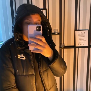 Vinterjacka från Nike - Superskön och varm vinterjacka från Nike. Säljer för att jag har så mycket jackor och använder inte den här så mycket. Köpte den för ca 4-5 månader sedan och använt den kanske 10 gånger. Nypris 1099.