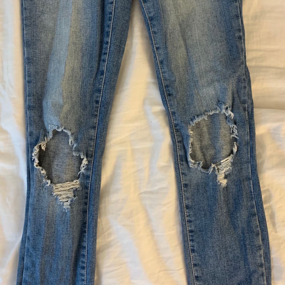 Säljer ett par Jeans från Gina tricot. Skinny Jeans med hål och slitningar. Modellen är Molly🤍. Jeans & Byxor.