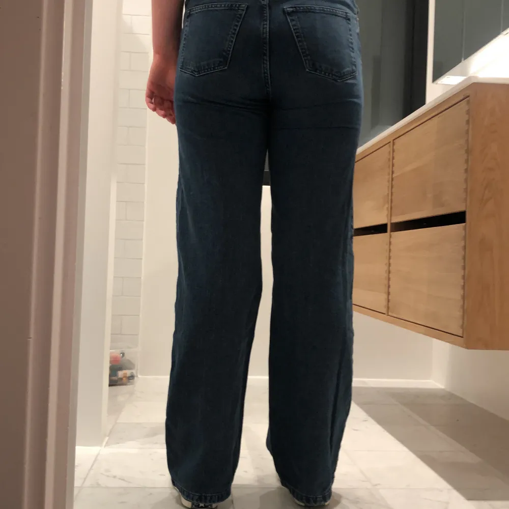 Coola jeans från monki, inte riktigt min stil längre, och passar inte heller! . Jeans & Byxor.
