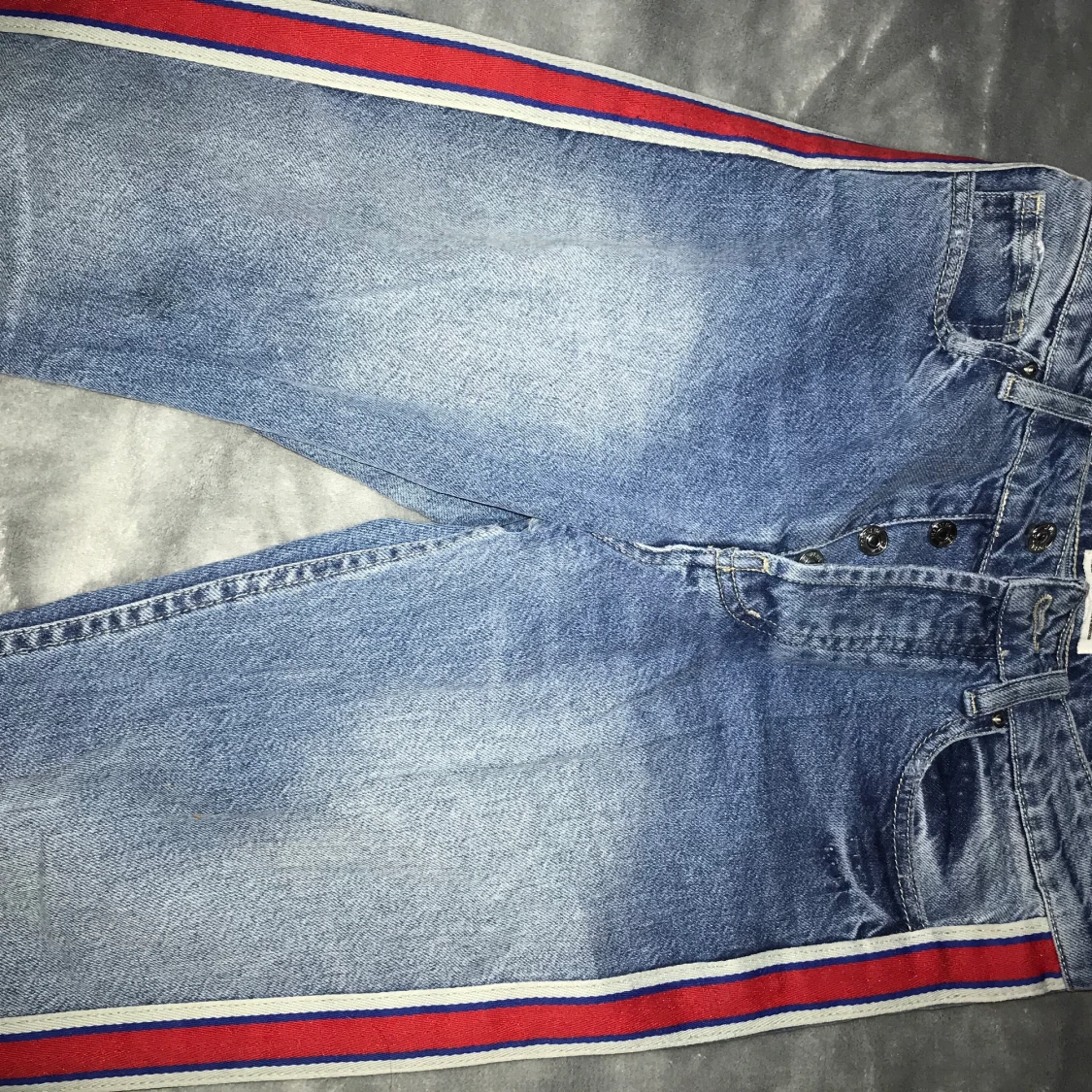 Blå jeans med röd och blå detalj - 91