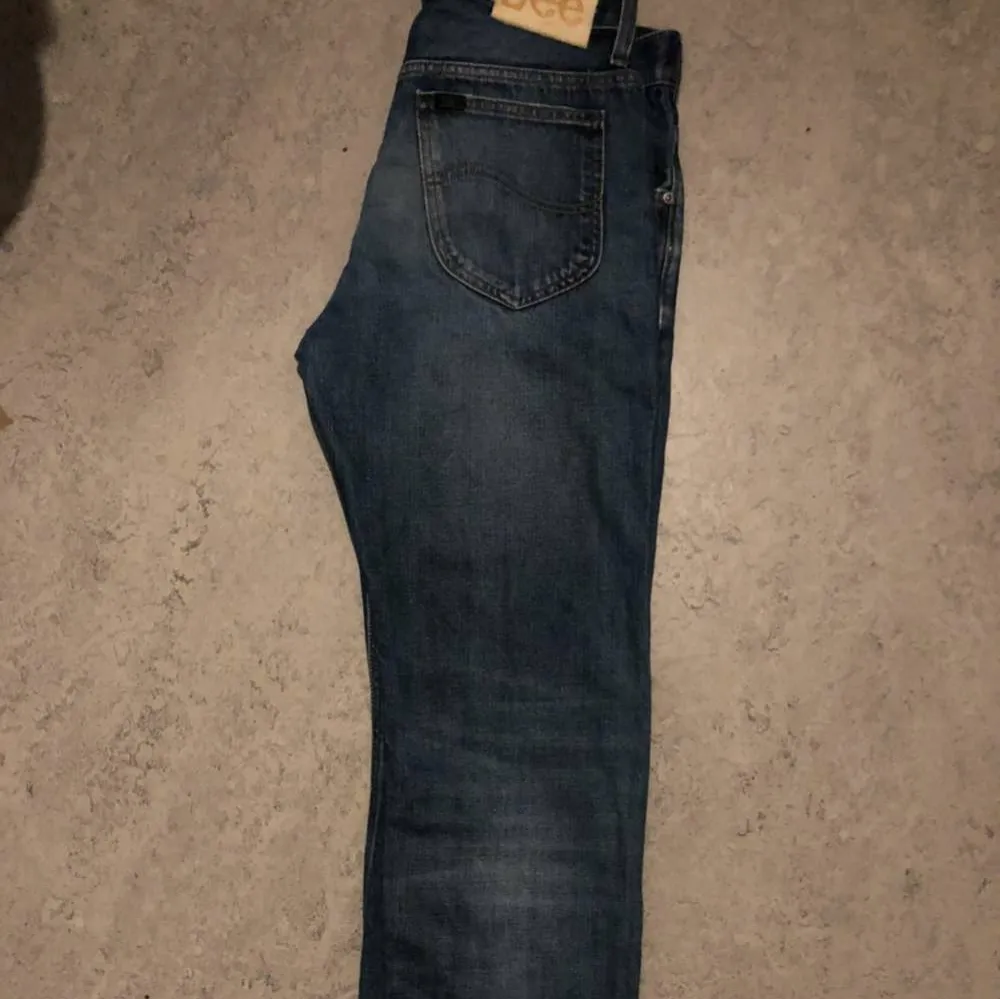 Blåa Lee Jeans i ekologiskt material                                         Storlek: W30 L32                                                                       Köptes för 2400 kr. Jeans & Byxor.
