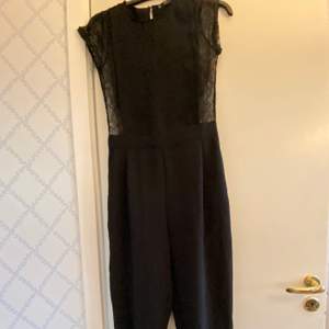 Elegant svart jumpsuit med väldigt bra kvalitet har använt mindre än tre gånger.                                           Längd: 160 cm