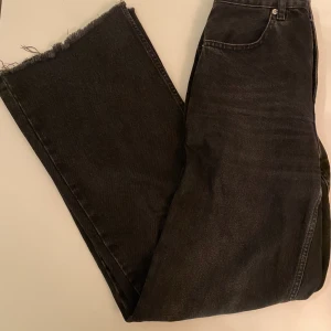 Vida byxor från NA-KD, storlek 36 - Mina svarta favoritjeans från NA-KD, tyvärr för små! De har perfekt passform i midjan och har vida ben! Perfekt både till vardags och fest!