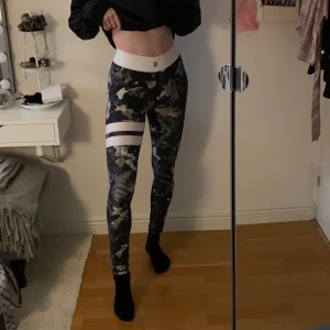 Stronger tights - Militärmönstrade stronger tights i storlek S. Använd ganska många gånger men har inga defekter :) Säljer pga att jag personligen inte gillar passformen.