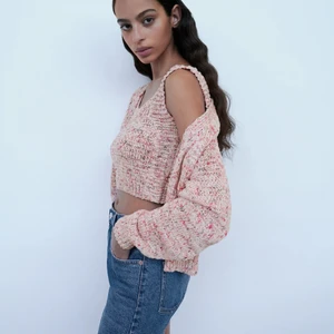 Stickat rosa linne från zara  - Väldigt snyggt somrigt linne från zara. Helt oanvänd, lapp finns kvar. Har inte kommit till användning för att den var lite för liten för min smak men annars inget fel💕💕