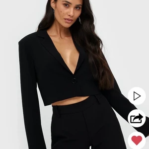 Croppad kavaj - I st 42, ganska liten i storleken och bra på mig som är 168. Aldrig använd lapparna kvar