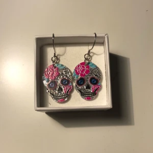 💀Döskalleörhängen☠️ - Glittriga i bakgrunden och väldigt coola och udda, pris+12kr frakt🤍 fraktar dagen efter köp