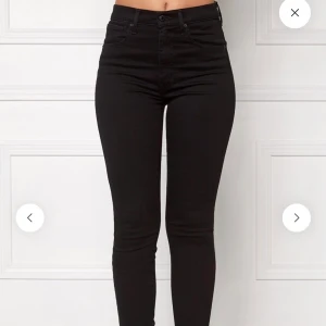 Levis Mile High - Levis jeans i modellen super skinny mile high. Bra skick och storlek 25x30. Passar xs-s.