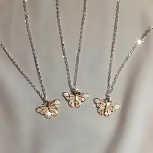 fjärilhalsband 🦋✨ 49:- + frakt 11 kr ♡ - fjärilhänge - silverfärgad kedja ca 40 cm - förlängning ♡ - beställ via celestesmycken.etsy.com - instagram @celestesmycken 🤍✨ ♡ #smycken #halsband #ängel #angel