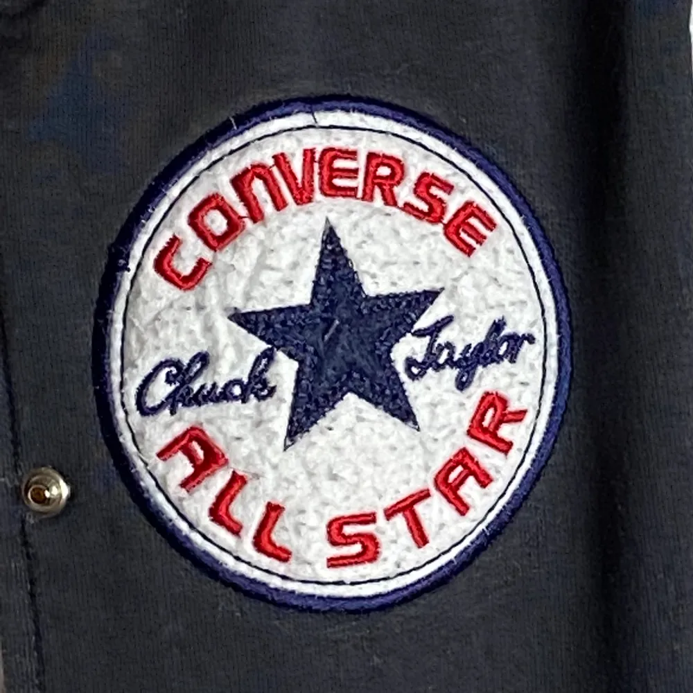 Converse All Star-tröja✨ köpt secondhand och hyfsat använd, den har några småfläckar som jag inte alls märkte först och en knapp är lite trög. Annars så är den fullt duglig och supersnygg! Den är märkt i storlek L men skulle snarare säga att det är en S eller M. Tröjor & Koftor.